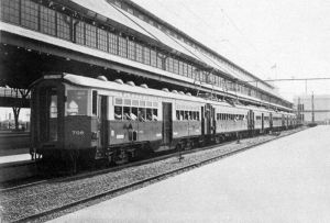 Kereta listrik pertama beroperasi 1925, menghubungkan Weltevreden dengan Tandjoengpriok.